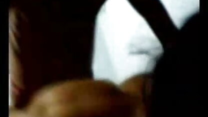 कुतिया खींच लिया चमड़े के सूट और बीएफ सेक्सी मूवी वीडियो दस्ताने में एक काले कंडोम