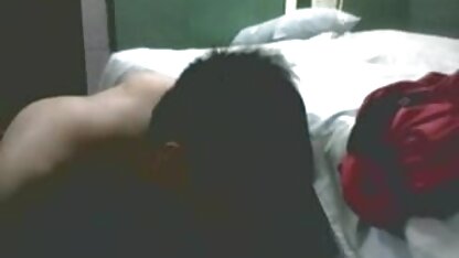 गर्म सेक्स के साथ एक सेक्सी मूवी बीएफ वीडियो में सुनहरे बालों वाली नंगे फर्श पर